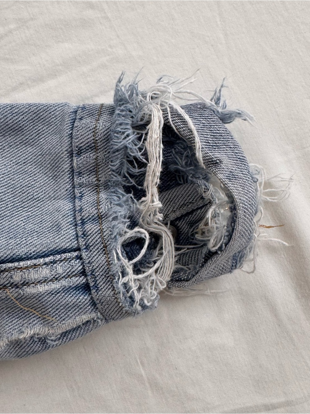 90s vintage Lee Light Blue Distressed Denim Jacket - Women - Picture 4 of 5
